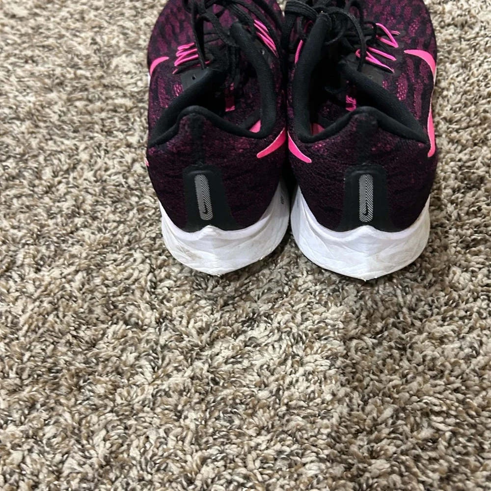 Nike Women's Black and Pink Athletic Shoes - Picture 4 of 5